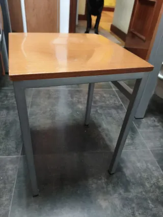 Mesa de cocina con 2 banquetas