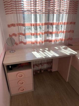 Escritorio juvenil rosa y madera