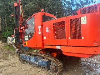 Perforadora Tamrock 700 con martillo