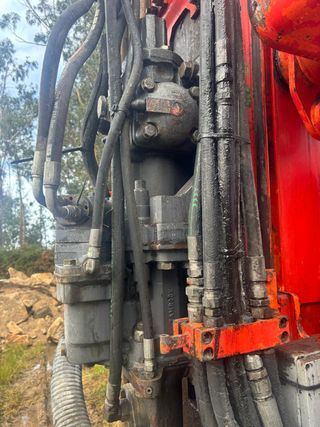 Perforadora Tamrock 700 con martillo