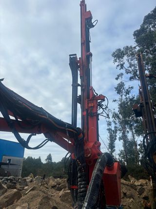 Perforadora Tamrock 700 con martillo