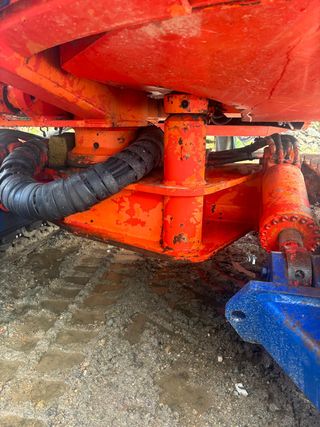 Perforadora Tamrock 700 con martillo