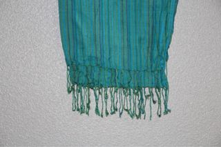 Fular turquesa con rayas y flecos