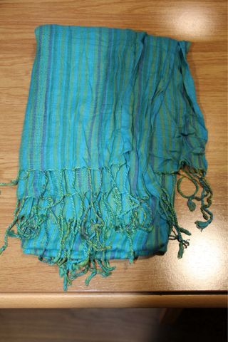 Fular turquesa con rayas y flecos