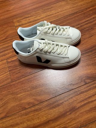 Zapatillas Veja Hombre Blancas y Negras