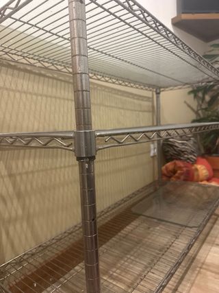 Estantería metálica con cristal