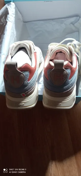 Zapatillas deportivas beige y rosa