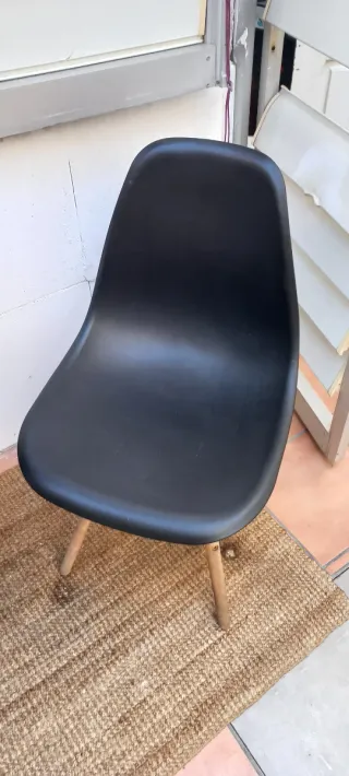 Sillas de Plástico y Madera Negras