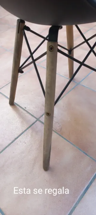 Sillas de Plástico y Madera Negras