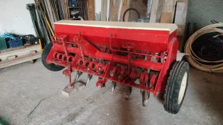 Sembradora de cereal roja