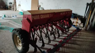 Sembradora de cereal roja