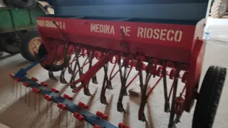 Sembradora de cereal roja