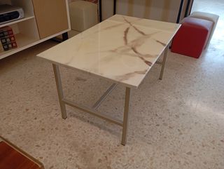 Mesa centro resina y acero