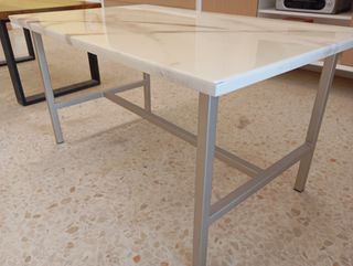 Mesa centro resina y acero