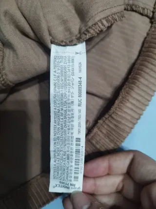 Falda pana Stradivarius marrón.