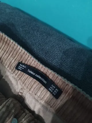 Falda pana Stradivarius marrón.