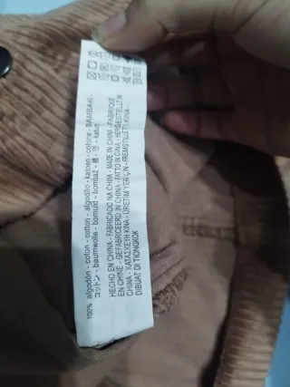 Falda pana Stradivarius marrón.