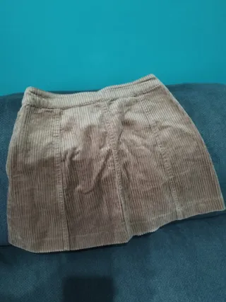 Falda pana Stradivarius marrón.