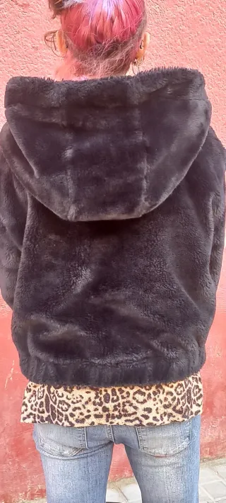 Chaqueta pelo negra con capucha