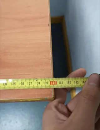 Mesa de madera marrón