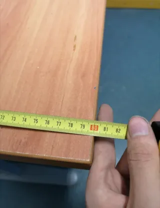 Mesa de madera marrón