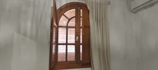Ventanas y balcones de madera