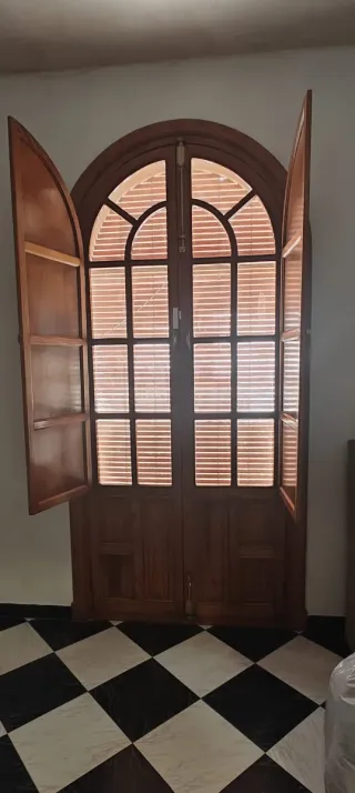 Ventanas y balcones de madera