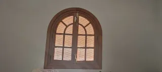 Ventanas y balcones de madera