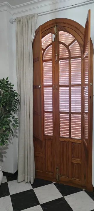 Ventanas y balcones de madera