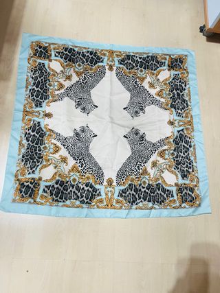 Foulard con giaguari e dettagli oro