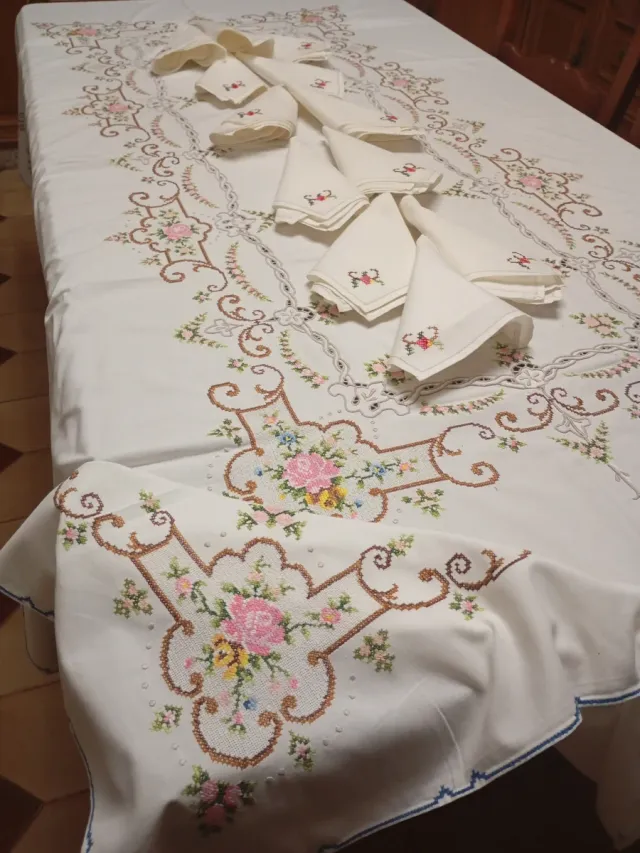 Mantelería bordada a mano punto de cruz como nueva