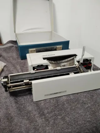 Máquina Olivetti DORA