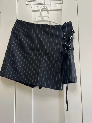 Falda pantalón negra con cordones