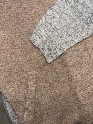 Jersey oversize marrón y gris Zara