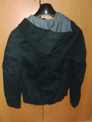 Chaqueta con capucha negra y gris