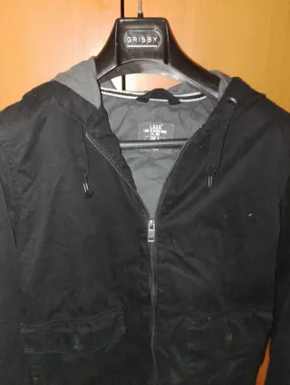 Chaqueta con capucha negra y gris