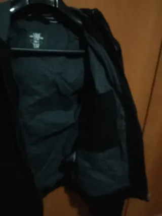 Chaqueta con capucha negra y gris