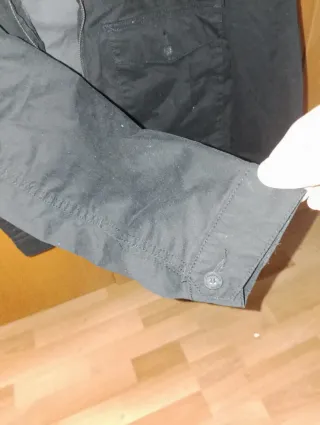 Chaqueta con capucha negra y gris