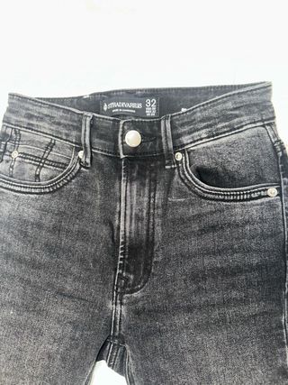 Vaqueros campana negros desgastados