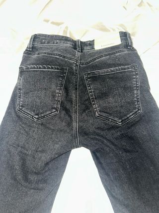 Vaqueros campana negros desgastados