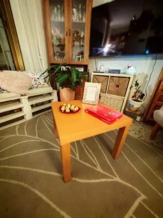 Mesa de madera marrón