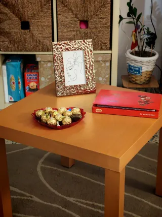 Mesa de madera marrón