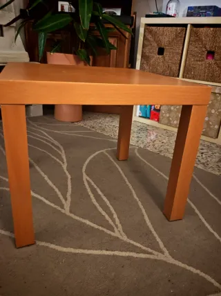 Mesa de madera marrón