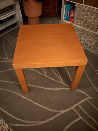 Mesa de madera marrón