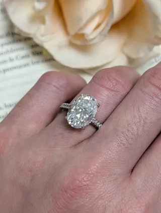 Anillo de compromiso ovalado con diamantes