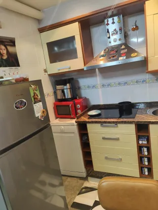 Cocina completa beige y madera