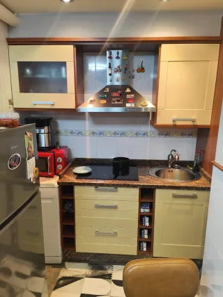 Cocina completa beige y madera