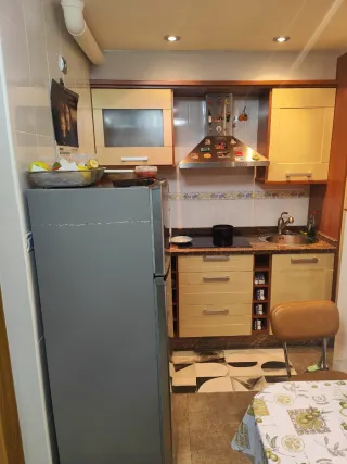 Cocina completa beige y madera