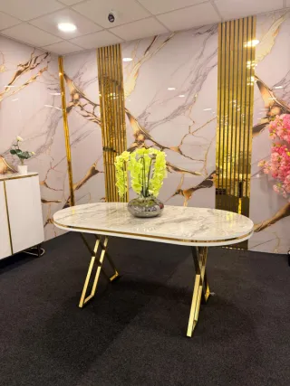 Mesa de comedor ovalada y sillas