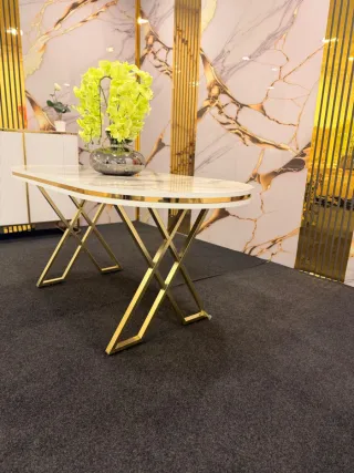 Mesa de comedor ovalada y sillas